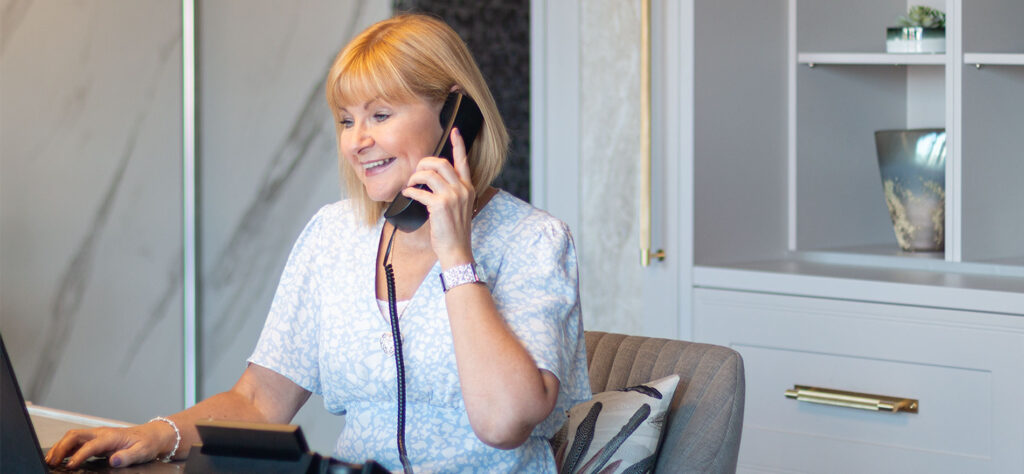 customer service assistant on phone to customer
