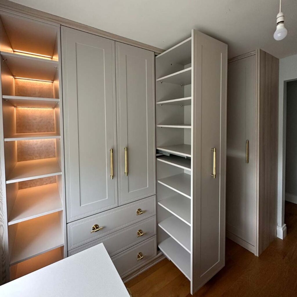 hinge dressing room